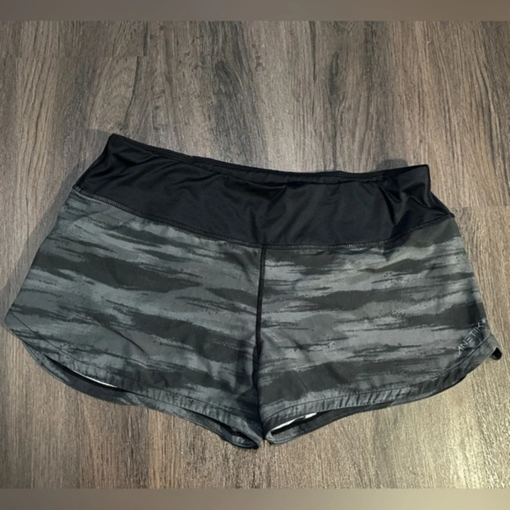Anetik Athletic Shorts Women’s Medium Black Gray Printed Performance Running